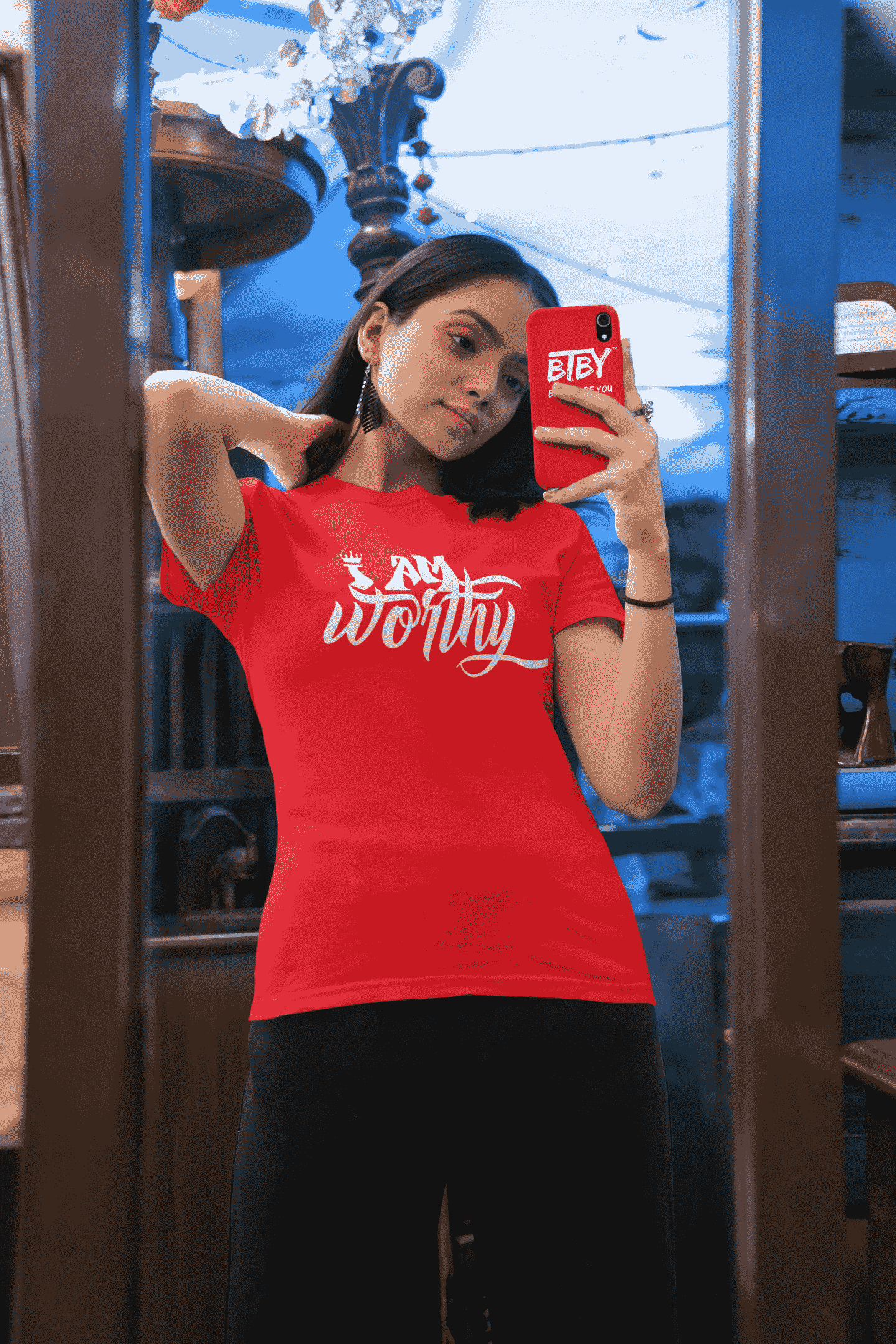 selfie-themed-mockup-featuring-a-woman-wearing-a-gildan-tee-and-holding-a-mobile-with-a-phone-case-m31414-min